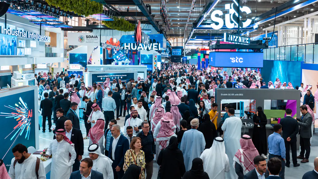 فعالية أعمال وتقنية نشطة تعكس بيئة تجارية وحركة سوق