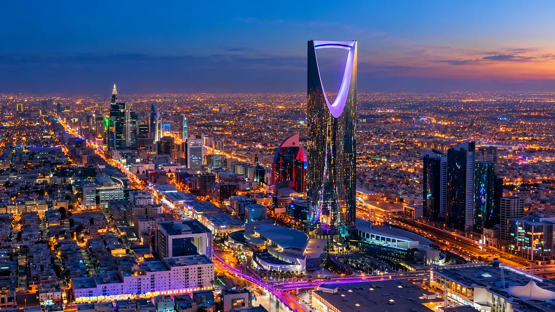 أفق مدينة وقت الغروب مع برج حديث مضاء