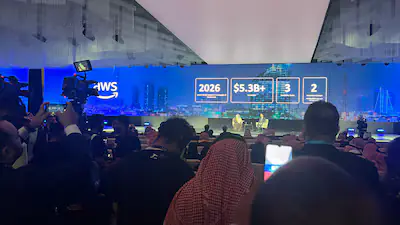 عرض في منتدى استثماري أمام جمهور من الحضور